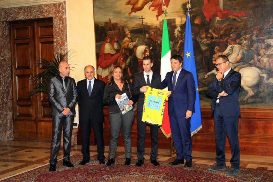 Visita di Vincenzo Nibali a palazzo Chigi per consegnare a Matteo Renzi la  maglia gialla conquistata al Tour de France. Bettini